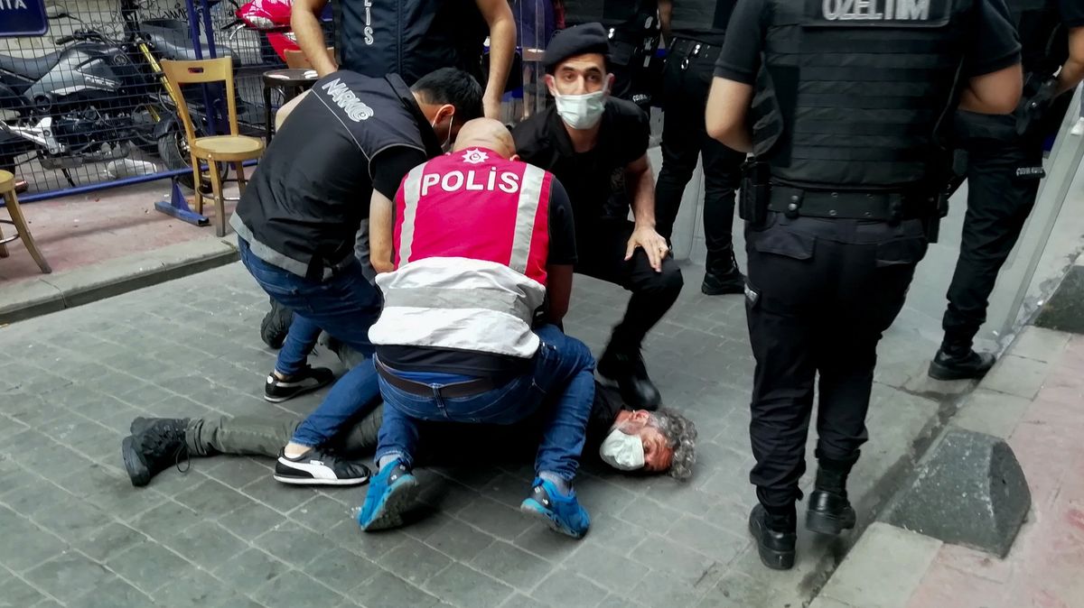Novinář v rukou policistů. Turecká policie čelí kritice kvůli násilí